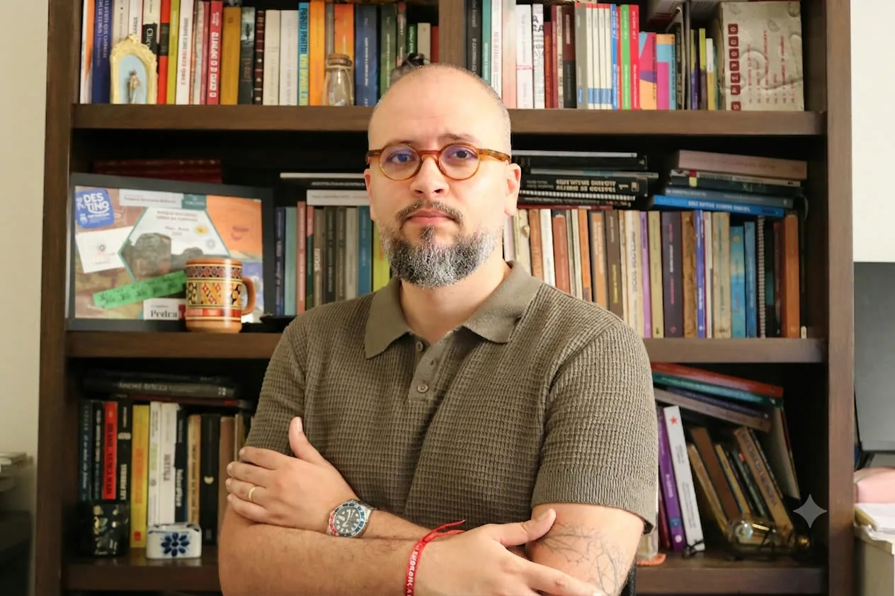 Pedro Aleixo em frente a uma estante de livros