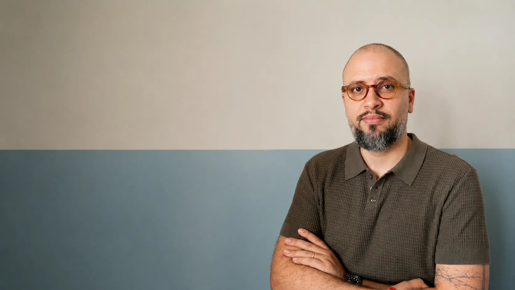 Pedro Aleixo, psicólogo, de braços cruzados